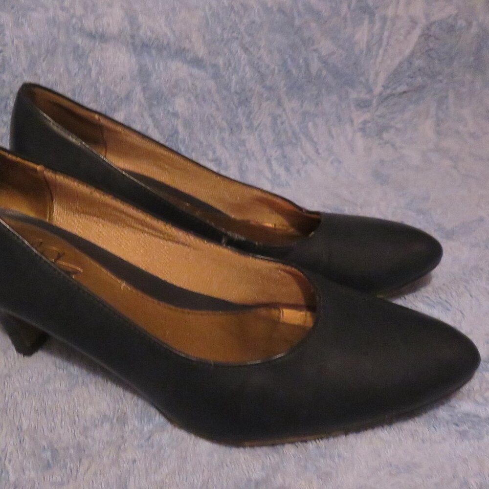 Navy Pumps
